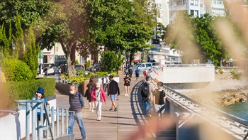 The wide and barrier-free boardwalk is a popular place for tourists and locals to stroll along the shore and enjoy its tranquil seaside atmosphere.